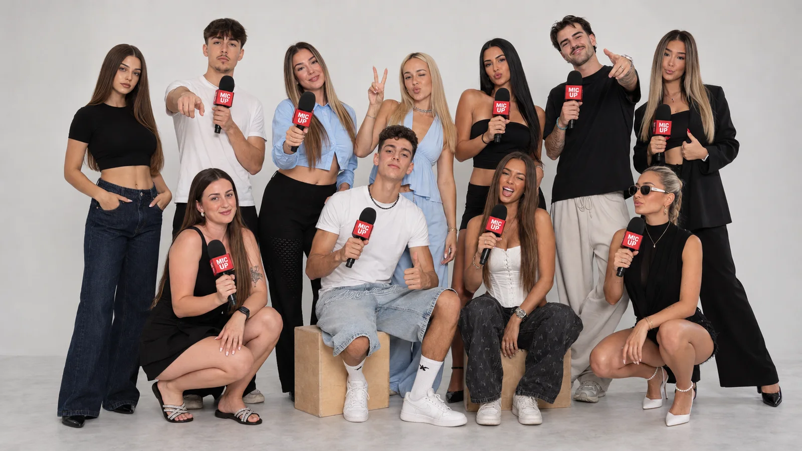 Tím moderátorov Mic Up s mikrofónmi
