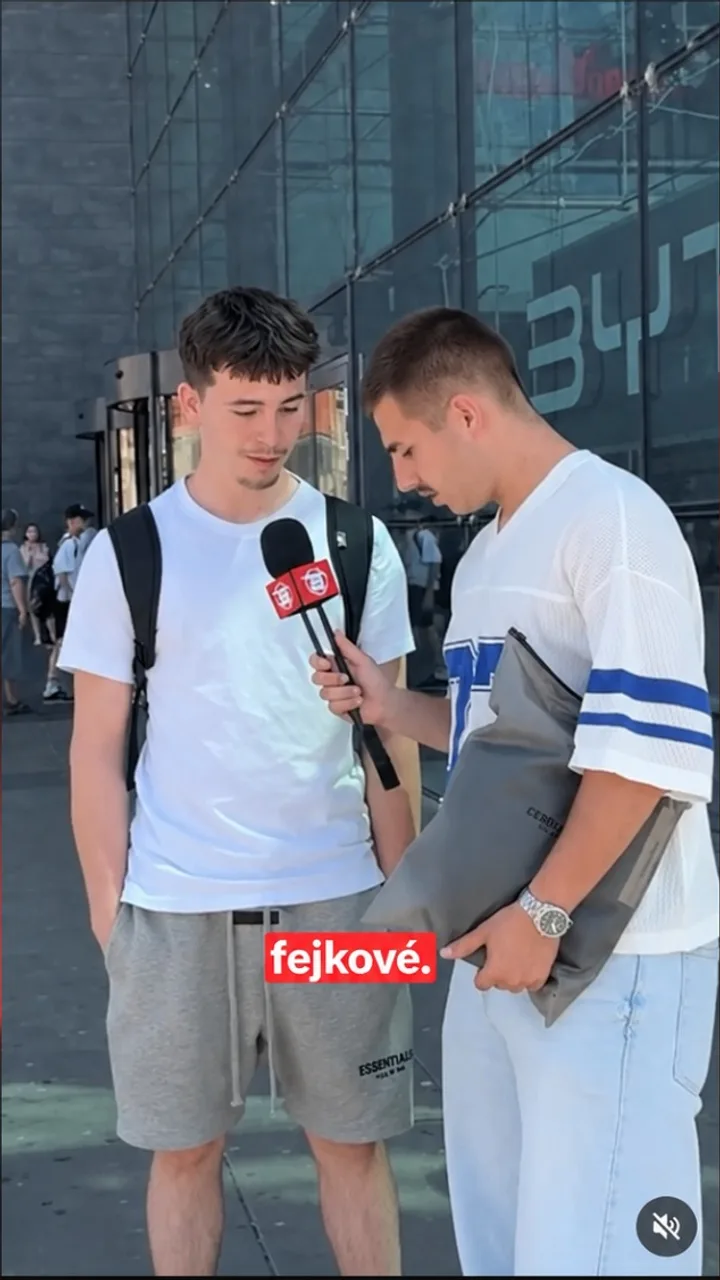 Signature.ynp — Vyzliekol sa na verejnosti?