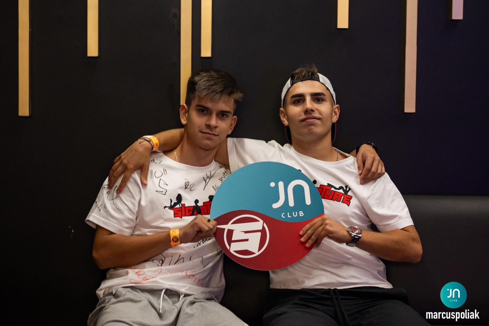 Spoločná fotka v JN Club v tričkách Signature