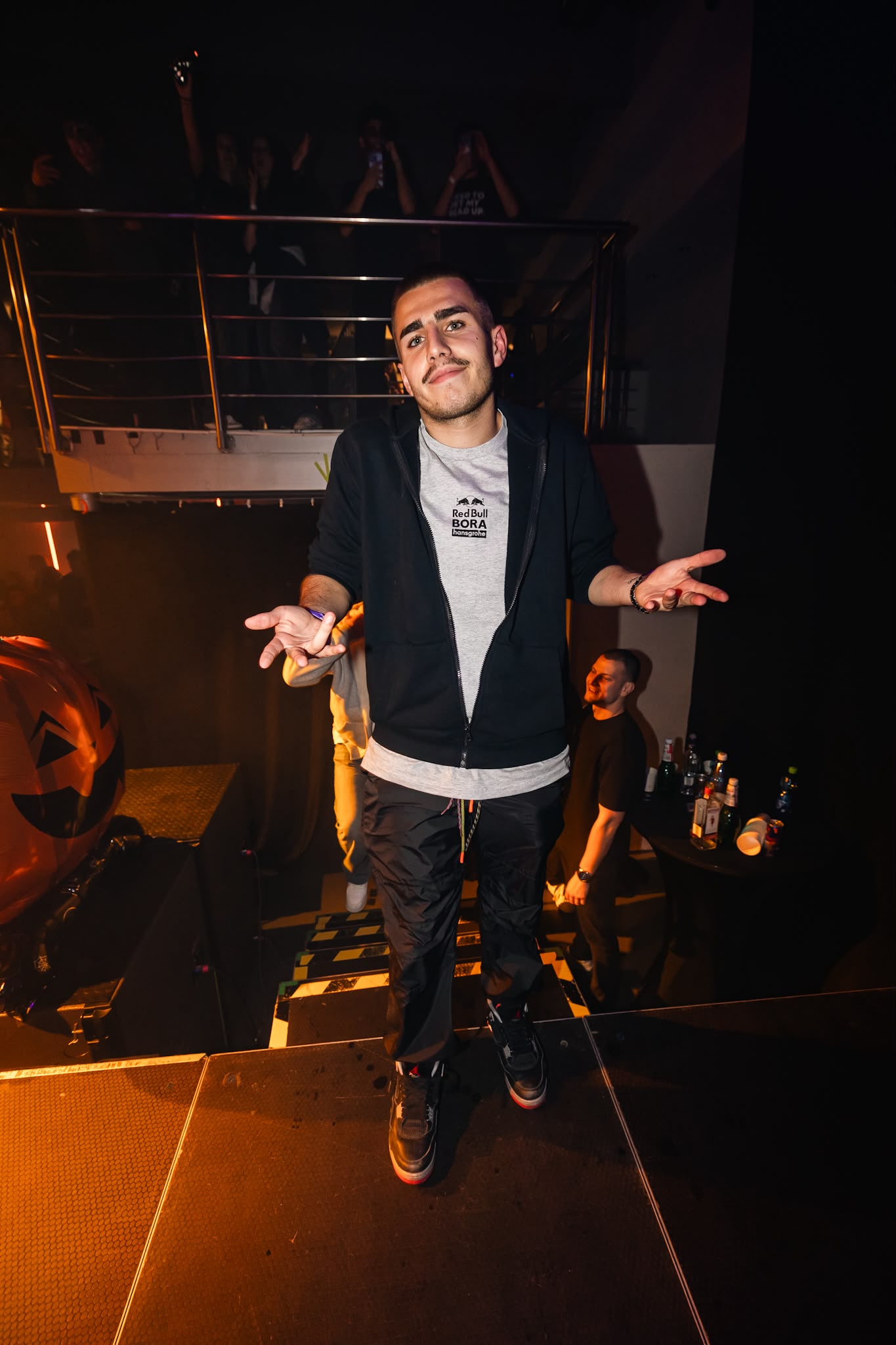 Alex na pódiu počas eventu