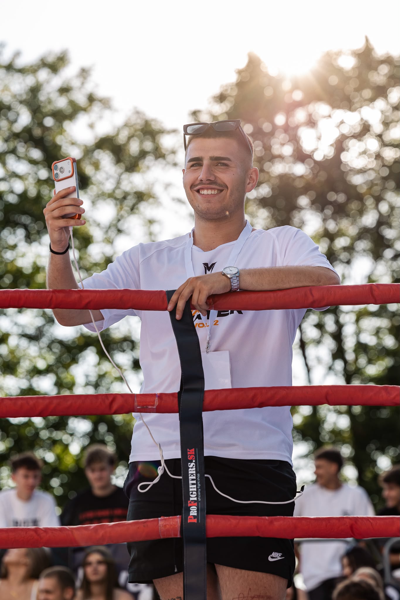 Alex v ringu na evente Fight & Water s telefónom v ruke